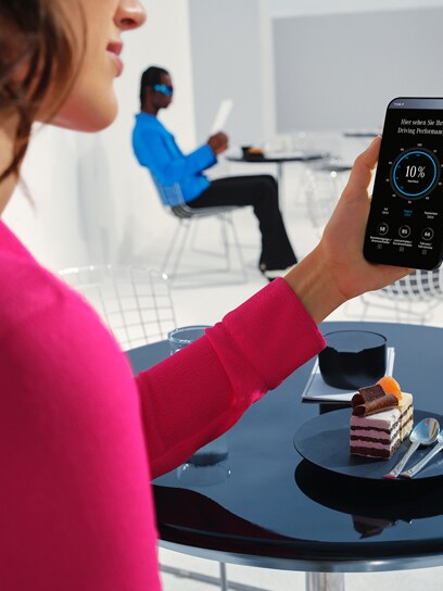 Een persoon controleert de telematicagegevens op zijn smartphone.​