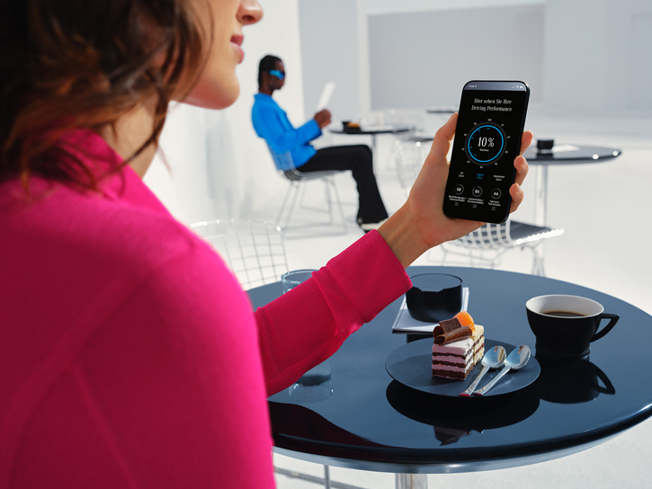 Driver Score Insurance | Autoverzekering gebaseerd op telematica Een persoon controleert de telematicagegevens op zijn smartphone.