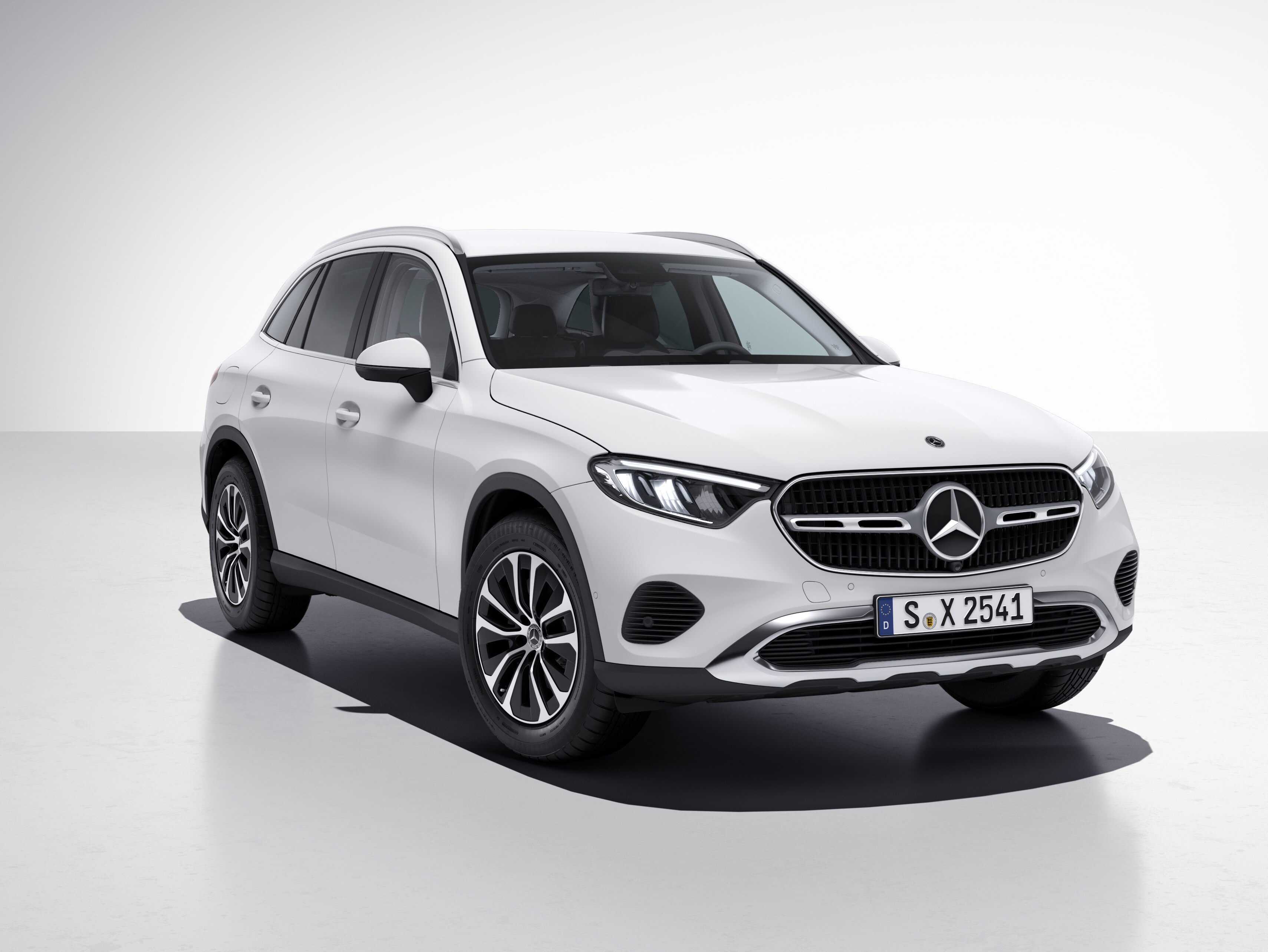 Schuin vooraanzicht van de nieuwe Mercedes-Benz GLC met Business Line