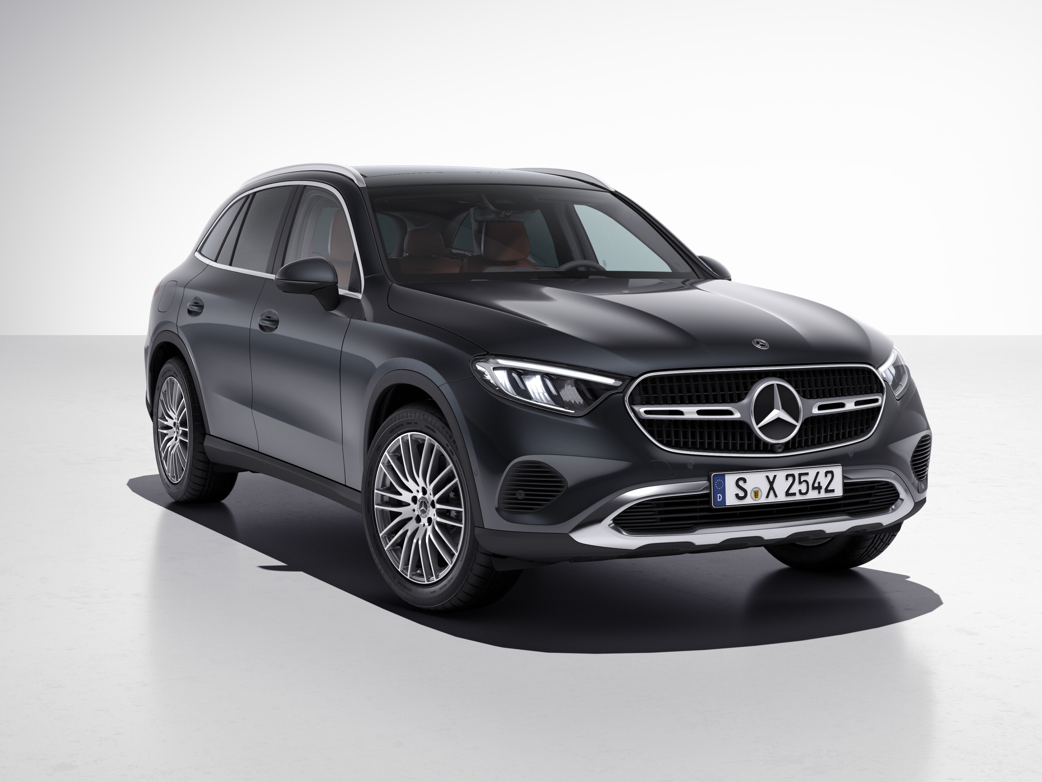 Le nouveau GLC SUV de Mercedes-Benz en vue de trois quarts avant avec Luxury Line.