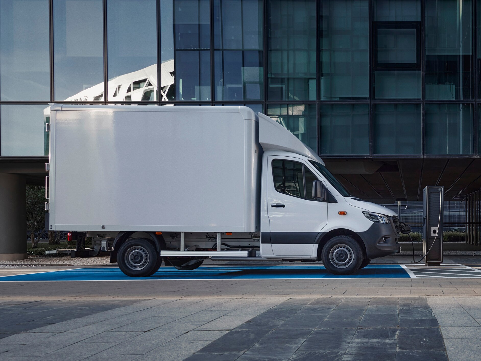 eVans modeloverzicht aan een laadpaal