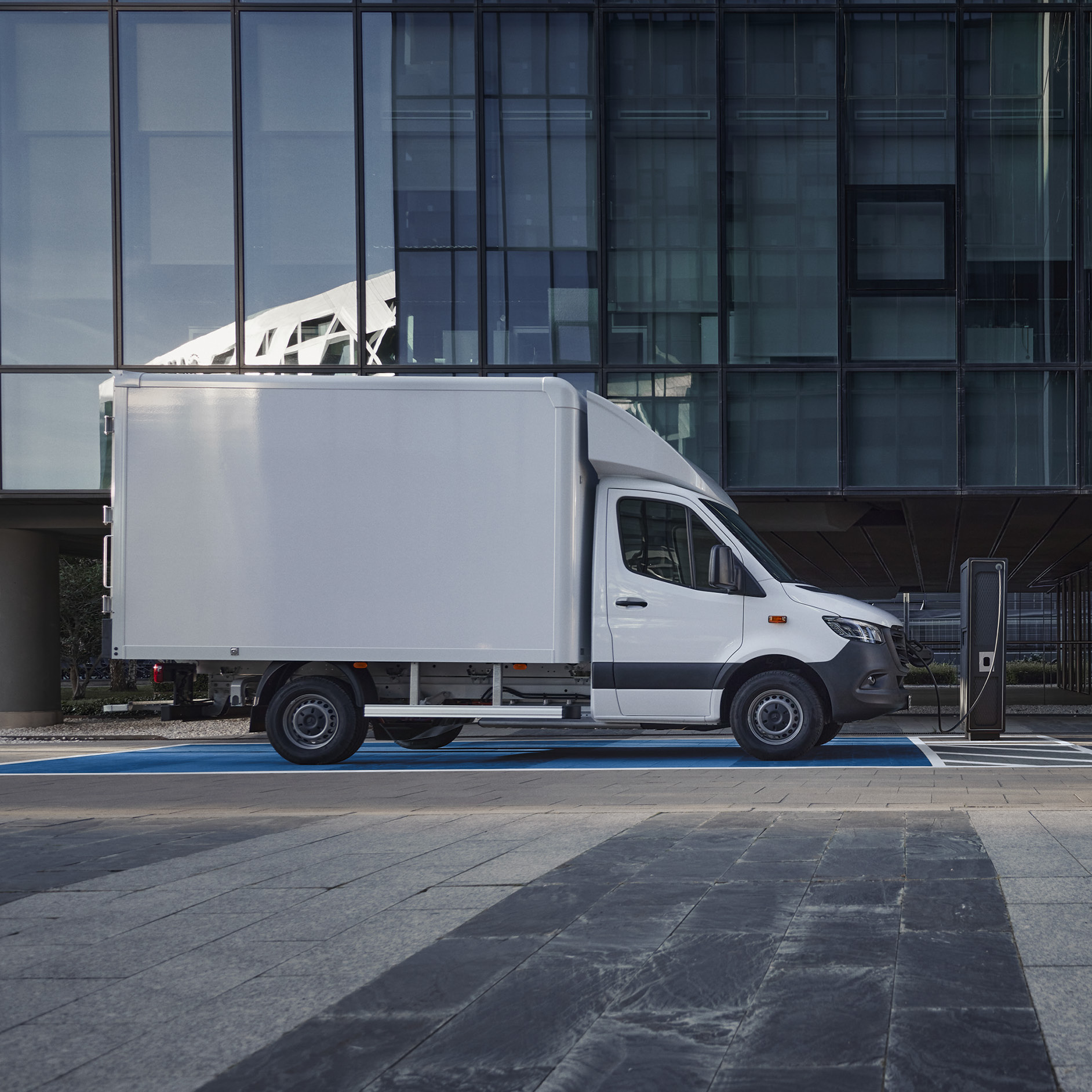 eVans modeloverzicht aan een laadpaal eVans modeloverzicht aan een laadpaal