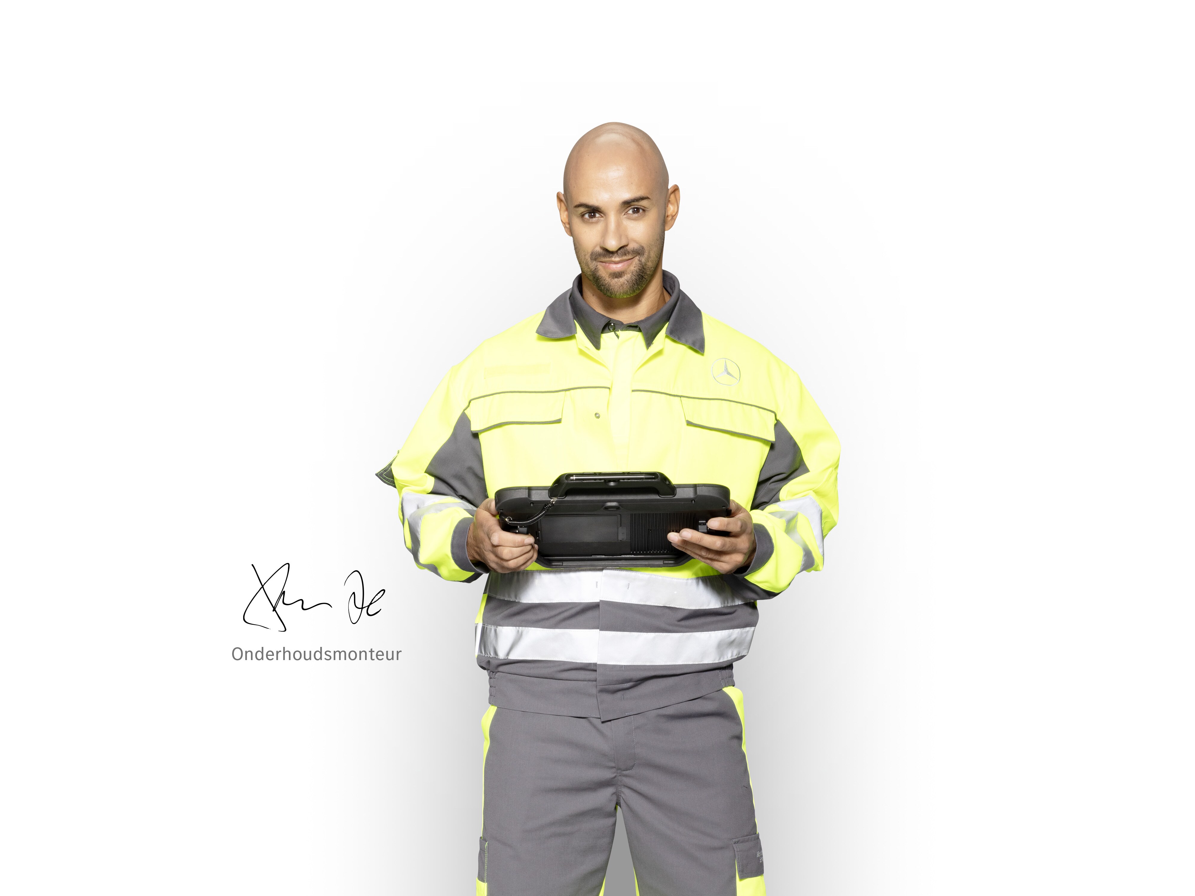 Mercedes-Benz servicetechnicus met tablet, klaar om de mobiliteitsgarantieservices voor uw Bedrijfswagen te controleren