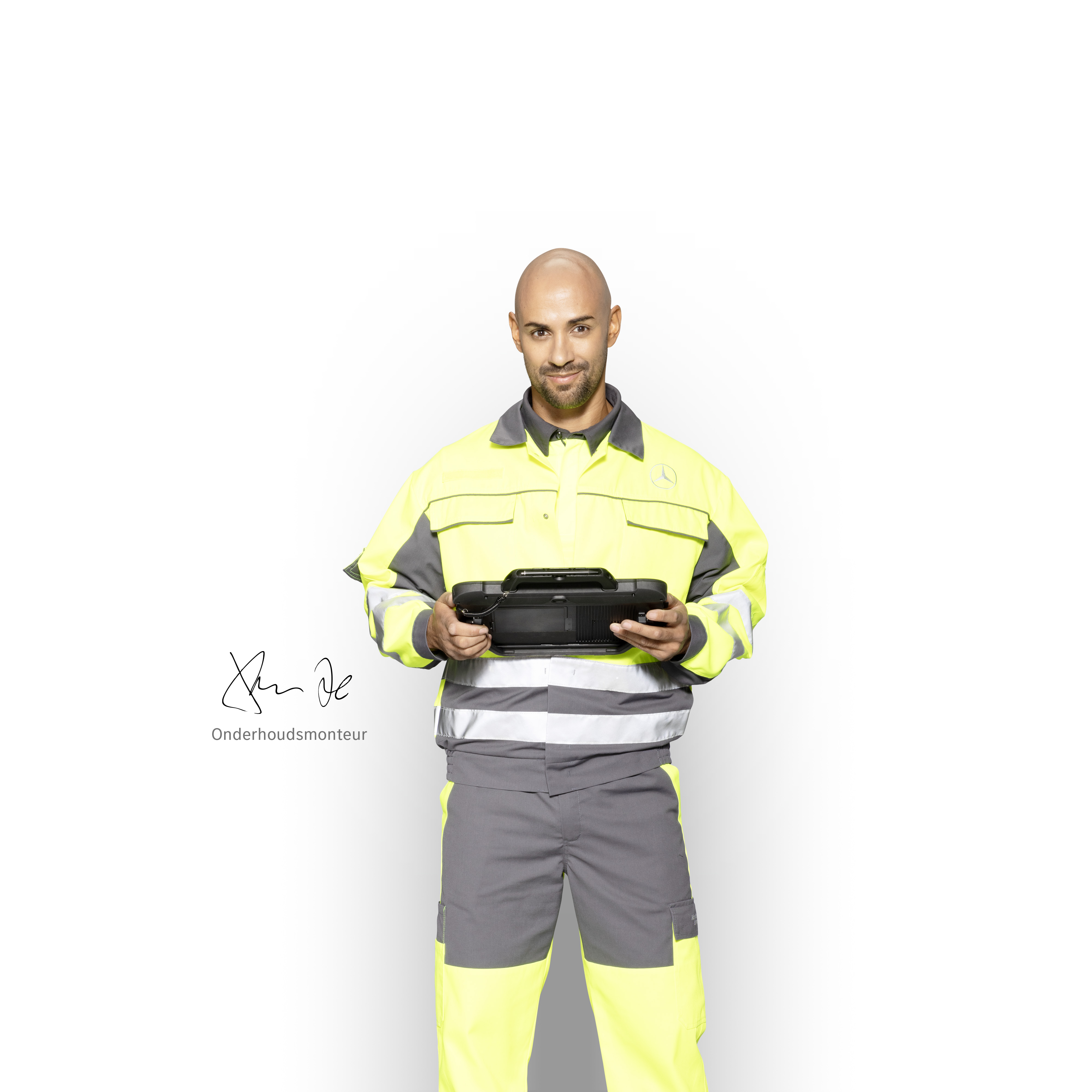 Mercedes-Benz Bedrijfswagen | Comfort | MobiloVan Mercedes-Benz servicetechnicus met tablet, klaar om de mobiliteitsgarantieservices voor uw Bedrijfswagen te controleren