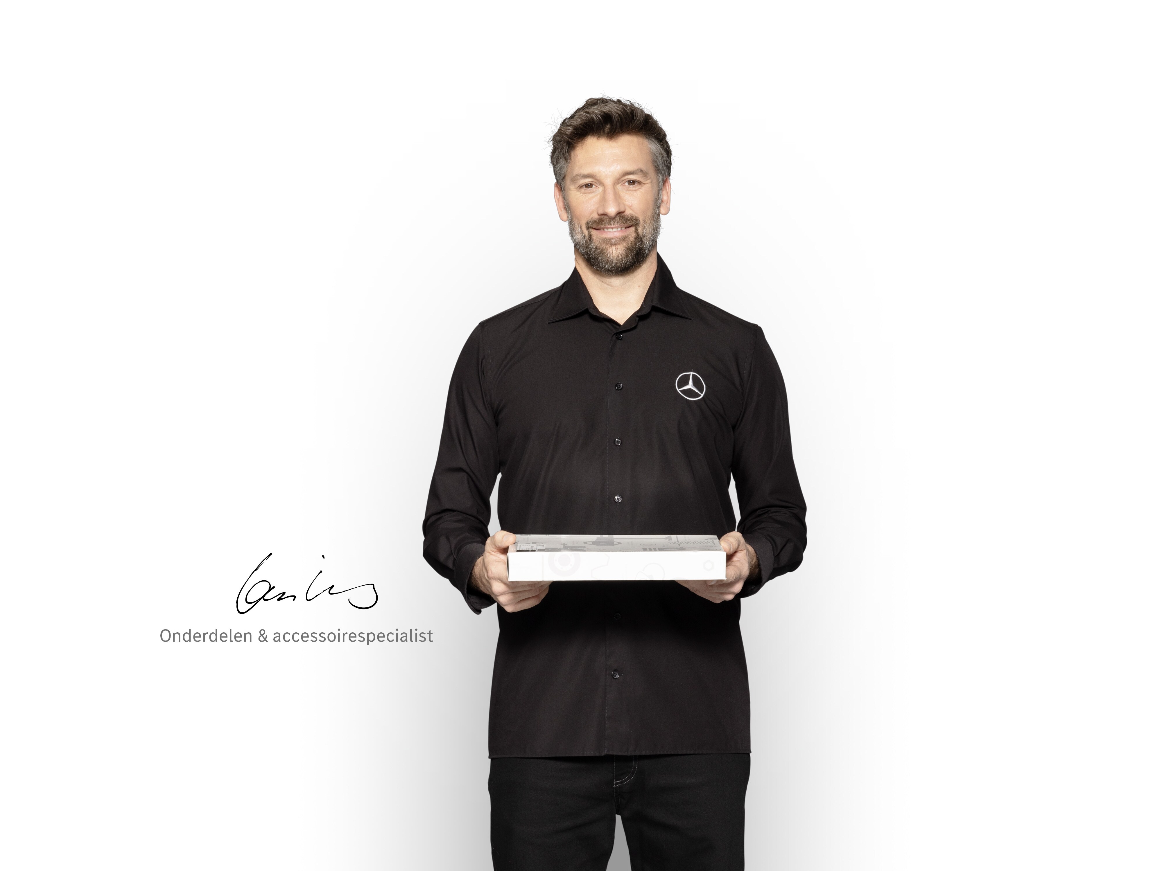 Onderdelenspecialist met tablet, klaar om te informeren over de kwaliteitsnormen van Mercedes-Benz