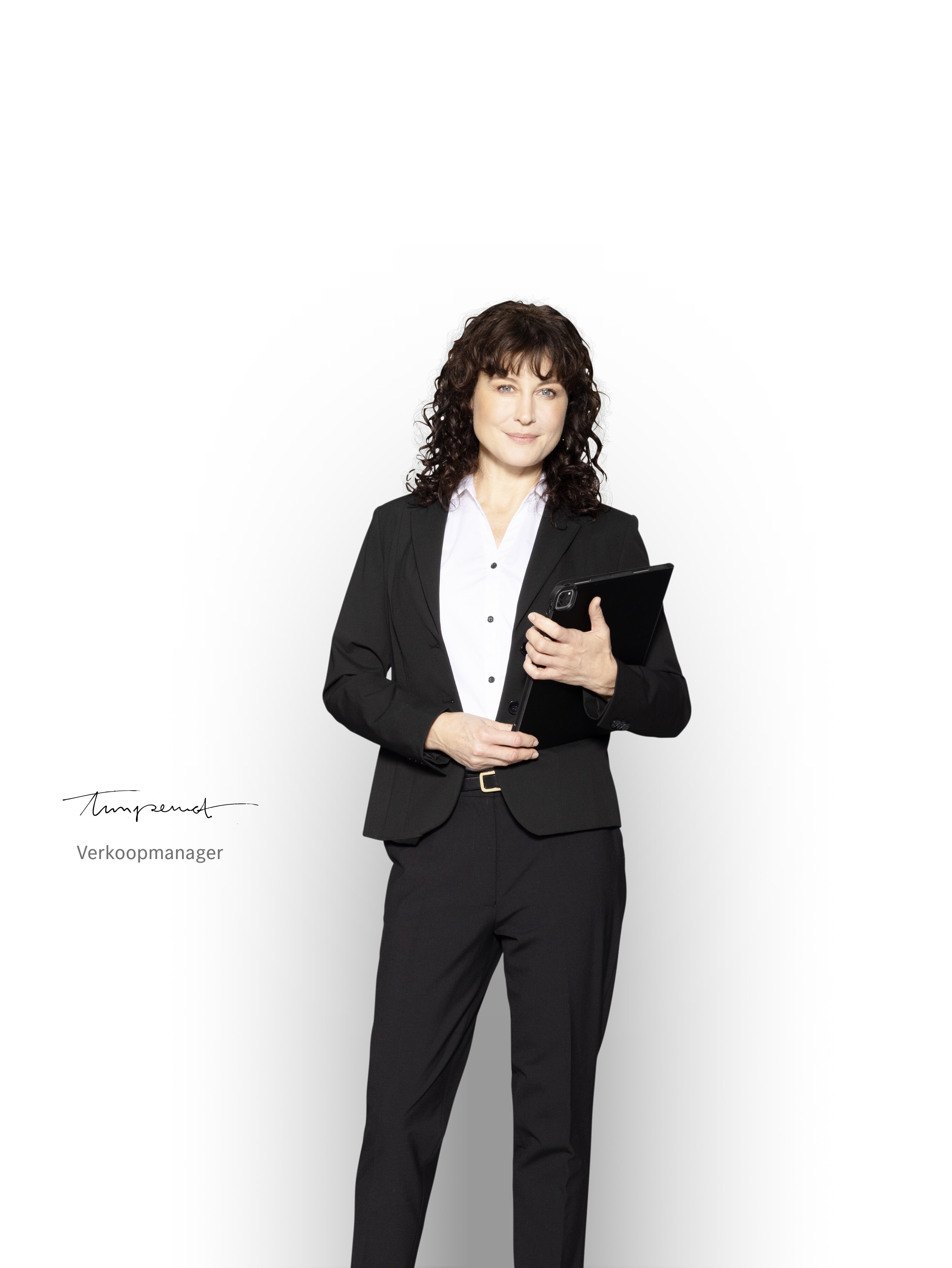 Mercedes-Benz Sales Manager met een tablet klaar om informatie te geven over de servicepakketten.