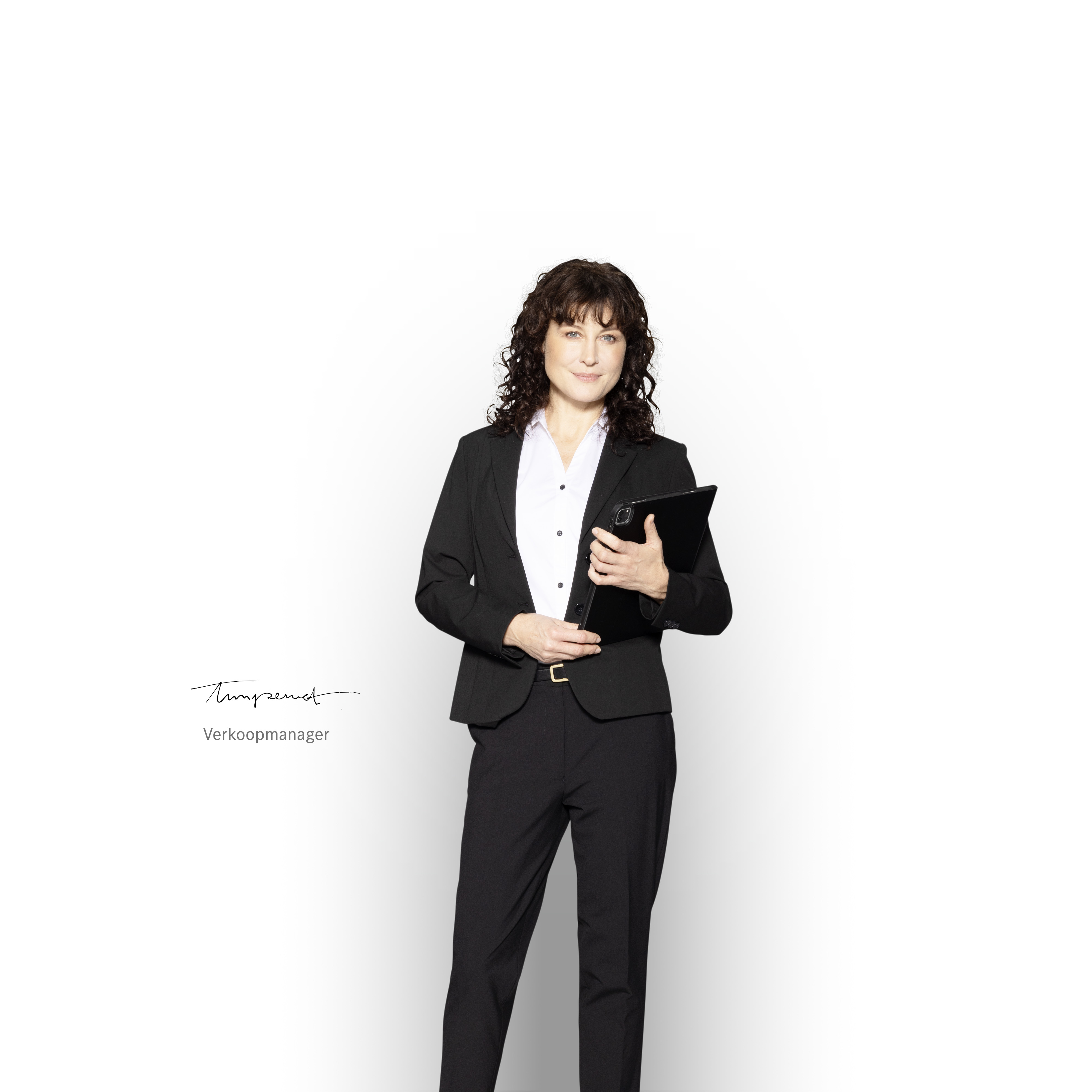 Mercedes-Benz | Bestelwagen ServiceCare Mercedes-Benz Sales Manager met een tablet klaar om informatie te geven over de servicepakketten.