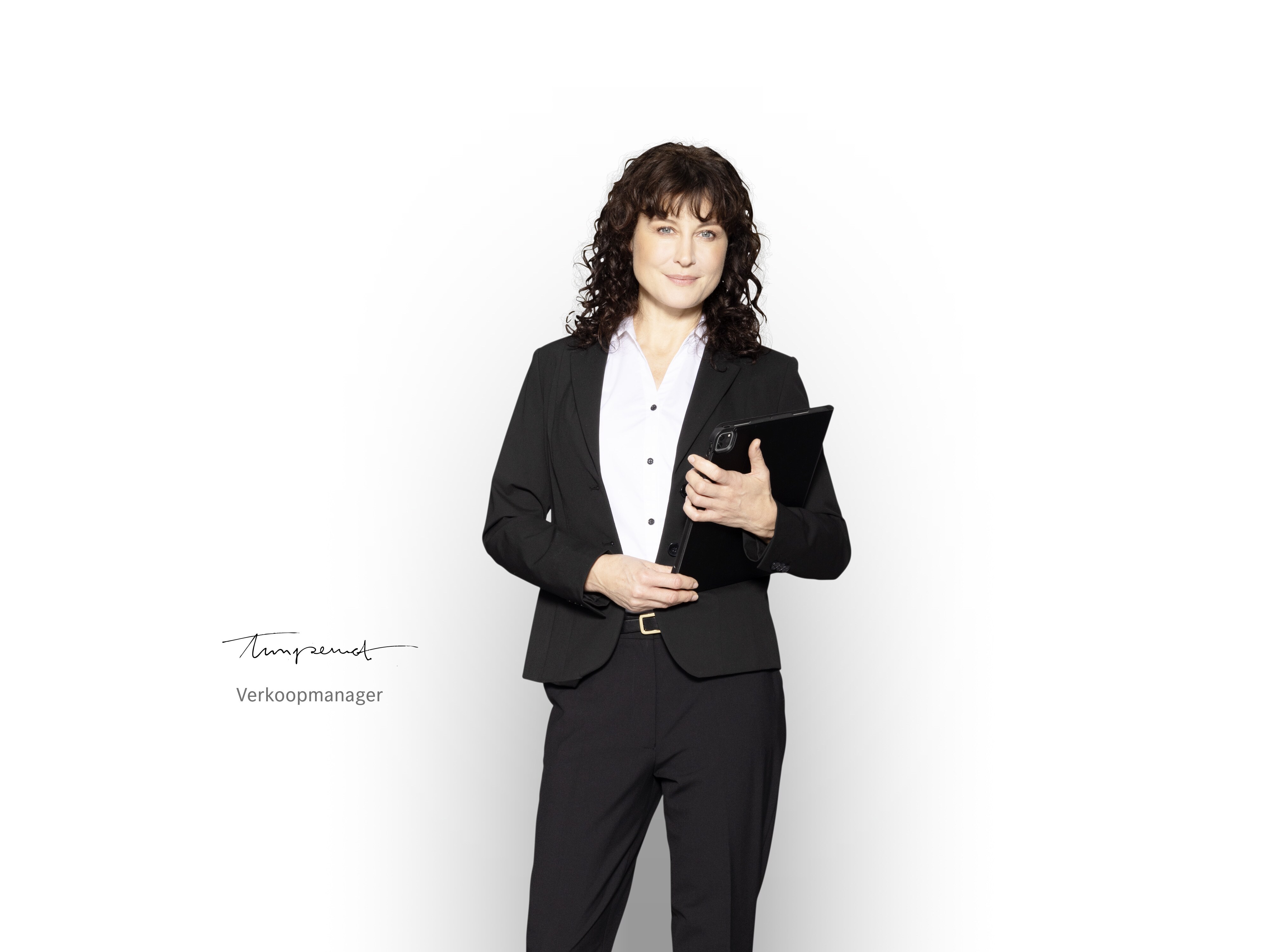 Mercedes-Benz verkoopadviseur met tablet in haar handen, klaar om informatie te geven over bedrijfswagens