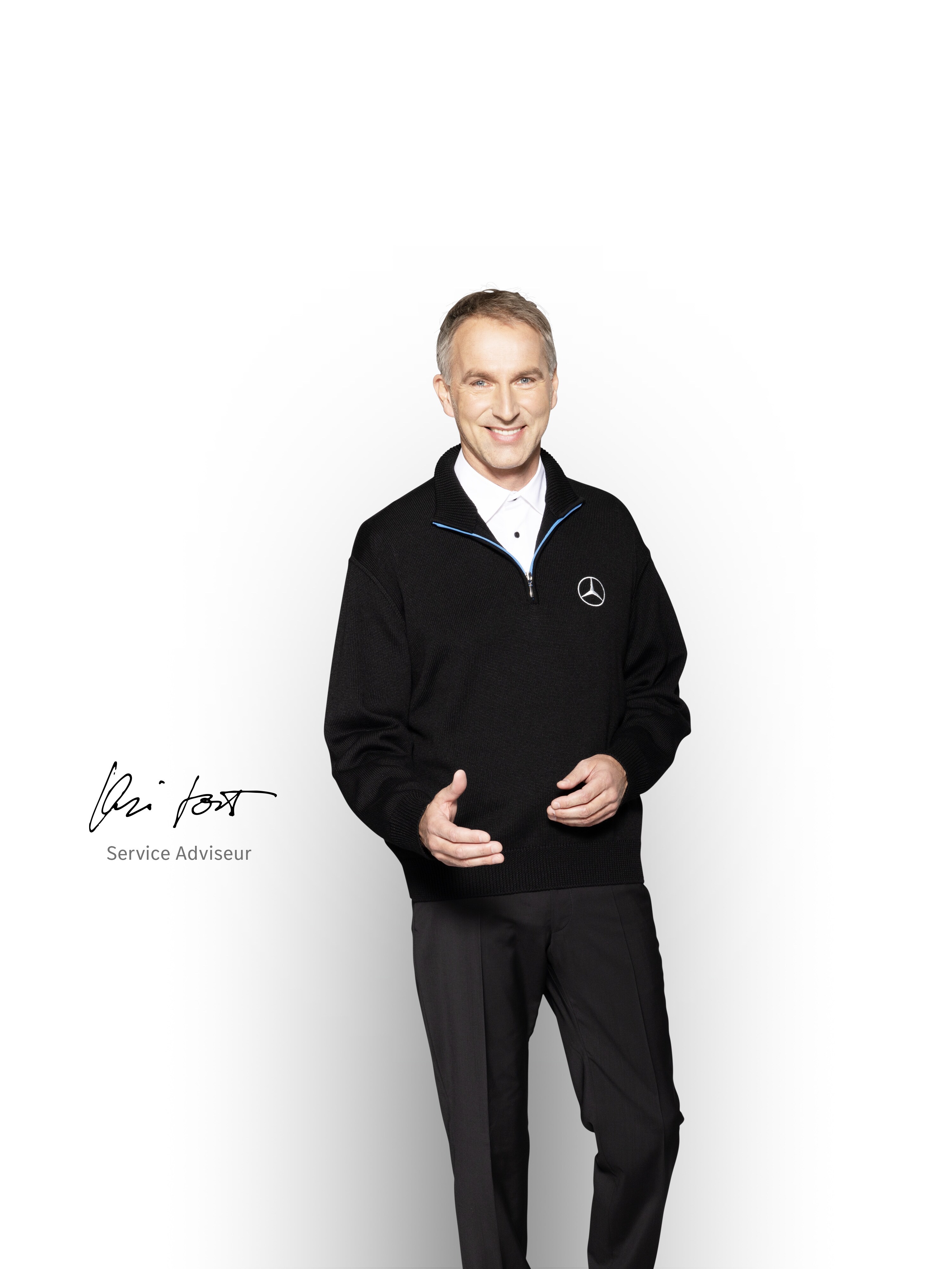 Portret van een Mercedes-Benz Service Advisor klaar om te informeren over Connectivity Solutions.