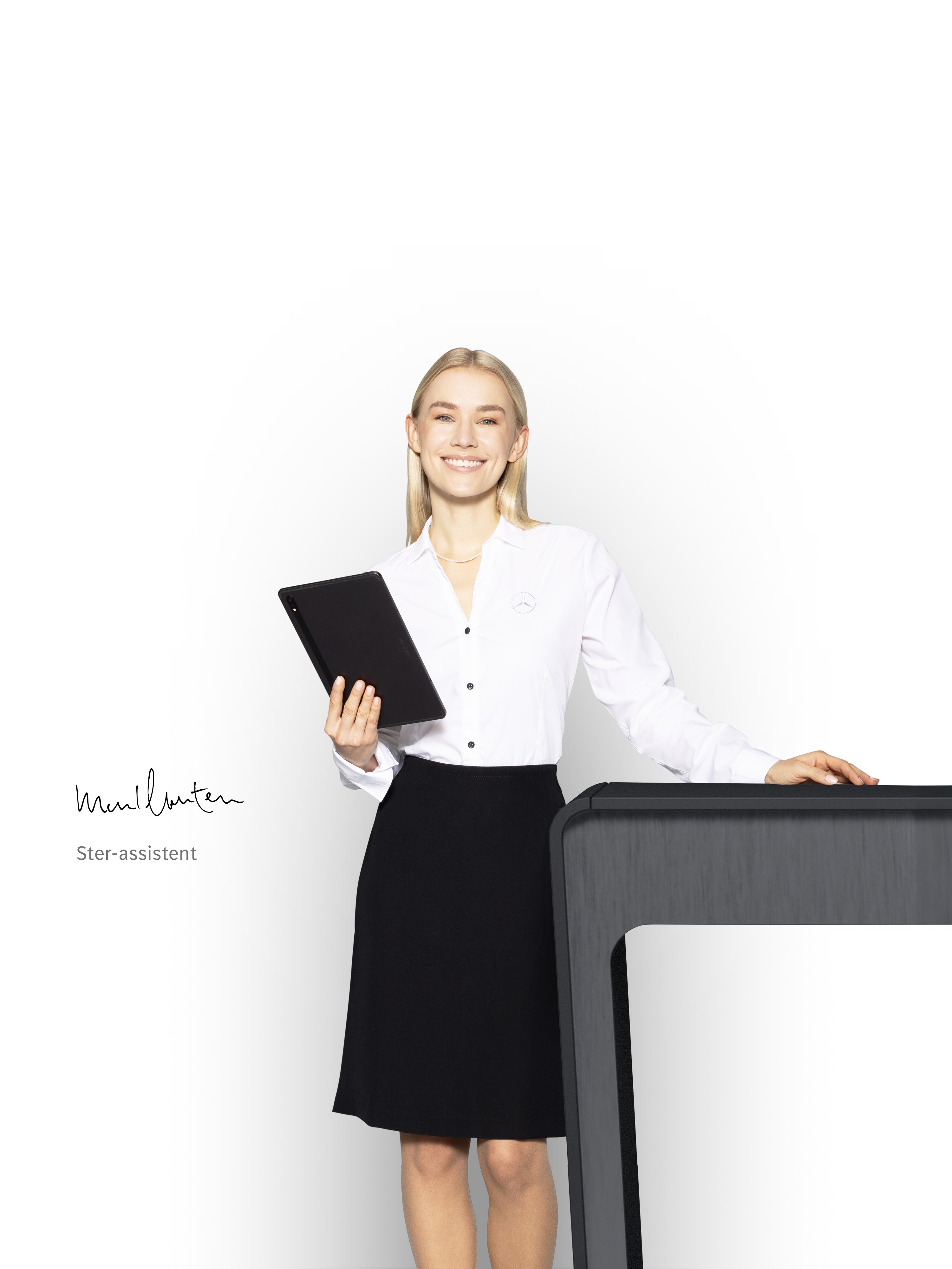 Een vrouw, sterassistente, staat met een tablet in haar hand om vakkundige ondersteuning te bieden.