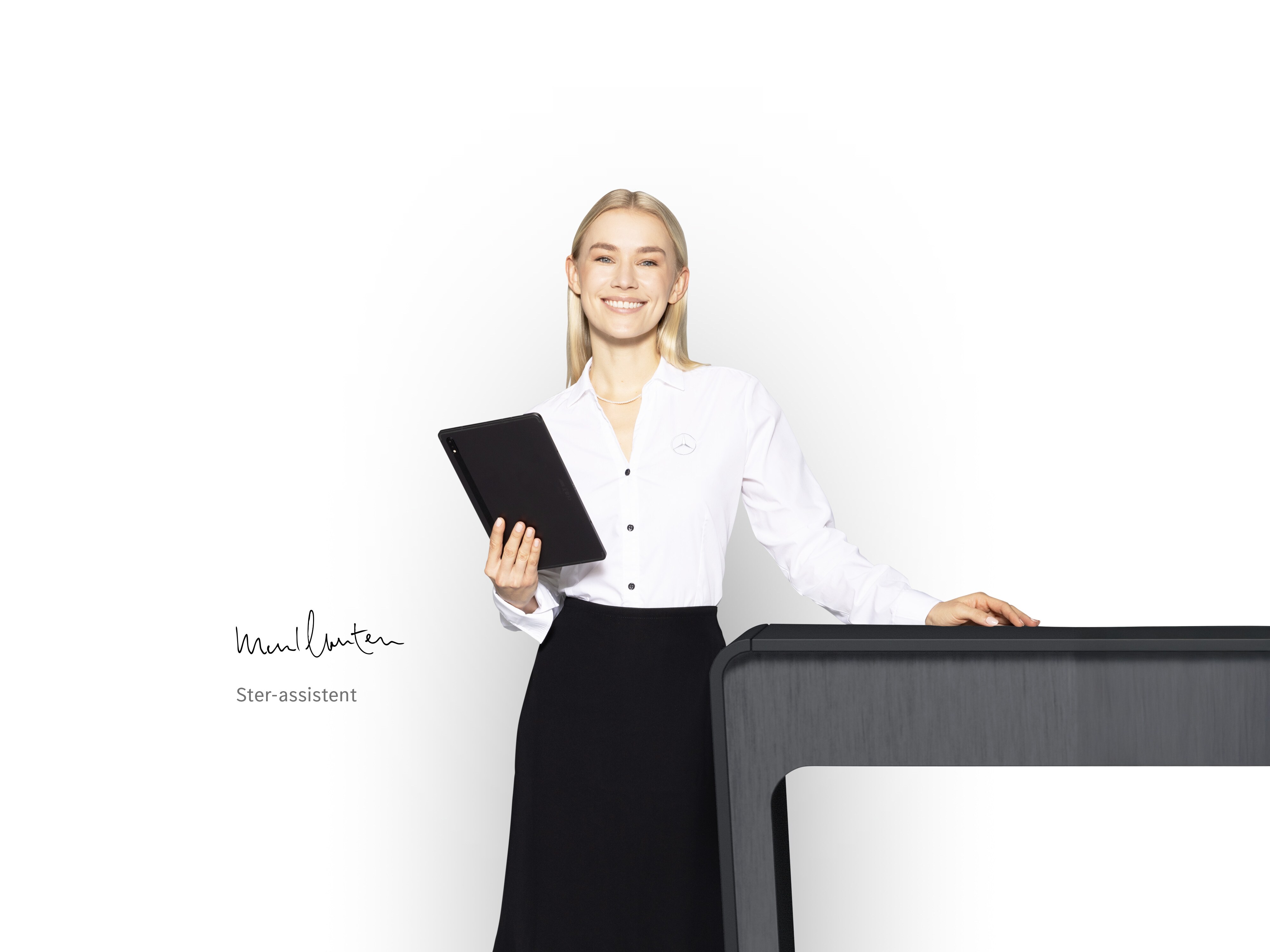 Een vrouw, sterassistente, staat met een tablet in haar hand om vakkundige ondersteuning te bieden.