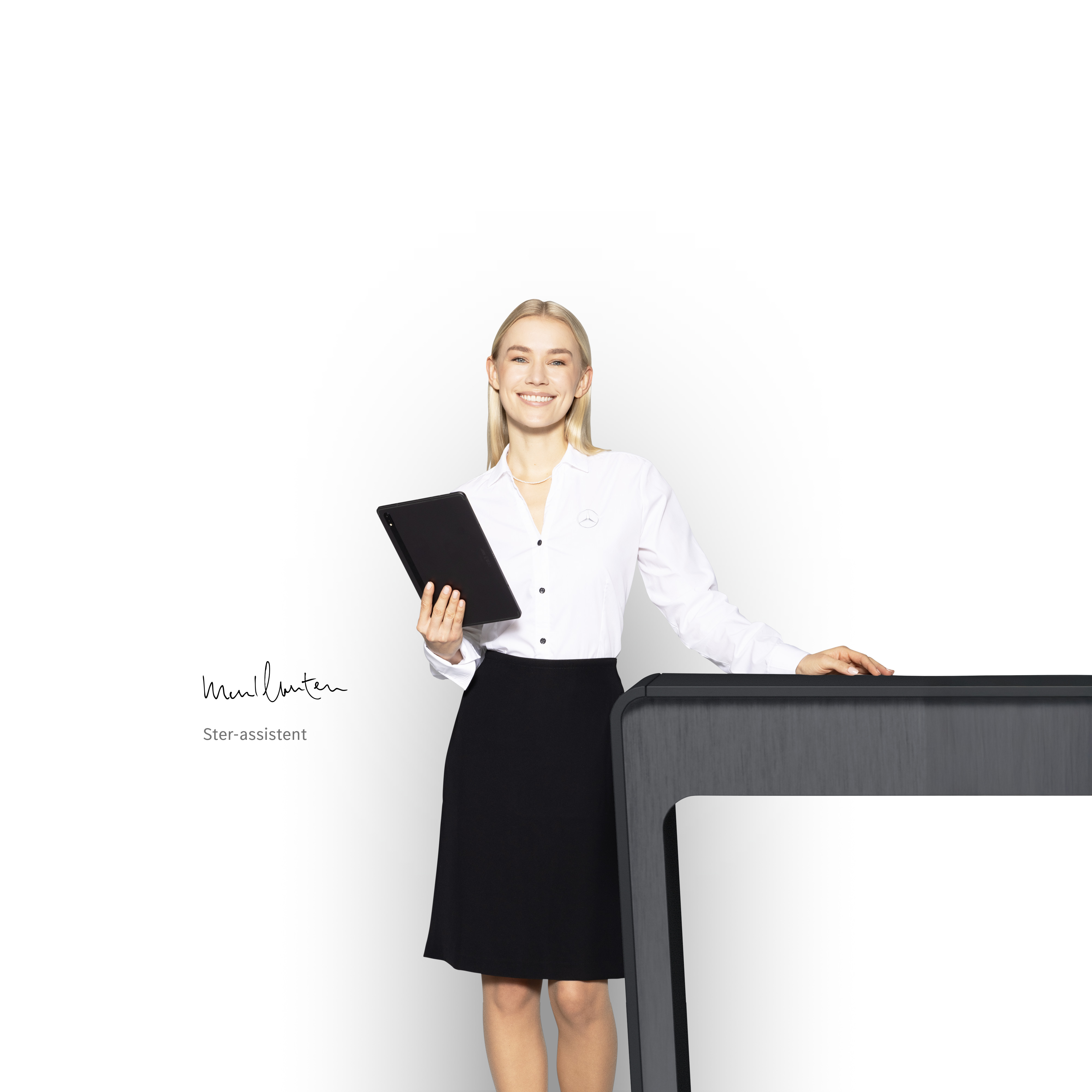 Mercedes-Benz | Vans Care | Individuele ondersteuning Een vrouw, sterassistente, staat met een tablet in haar hand om vakkundige ondersteuning te bieden.