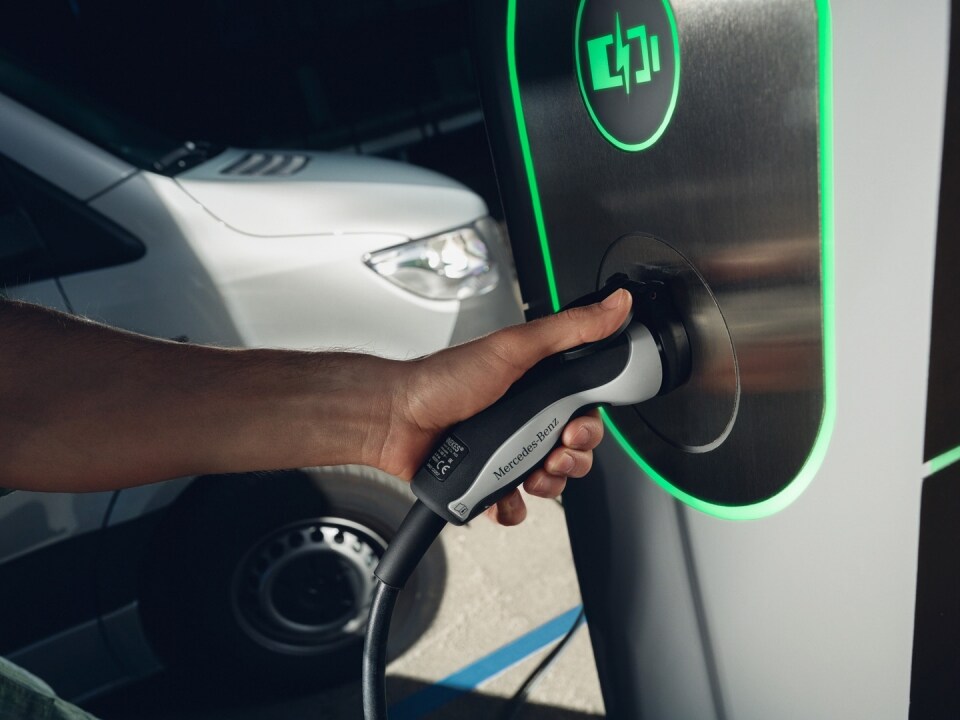 eVans modeloverzicht aan een laadpaal