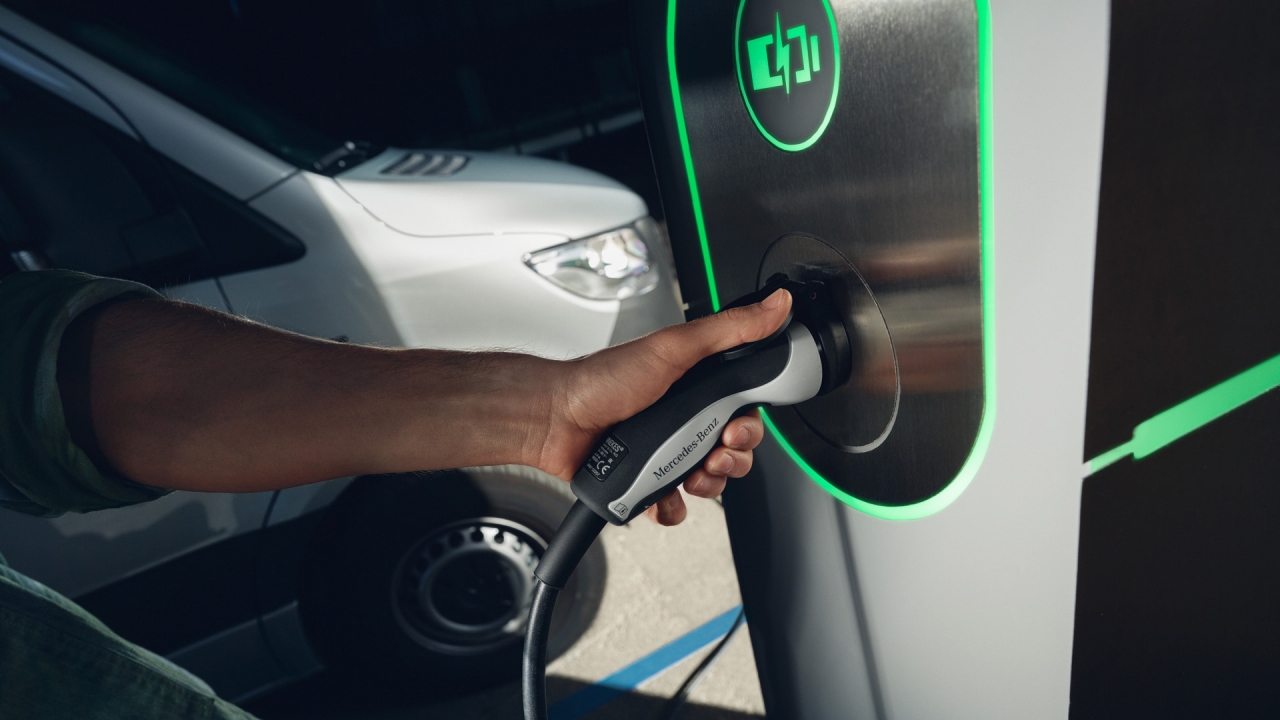 eVans modeloverzicht aan een laadpaal eVans modeloverzicht aan een laadpaal