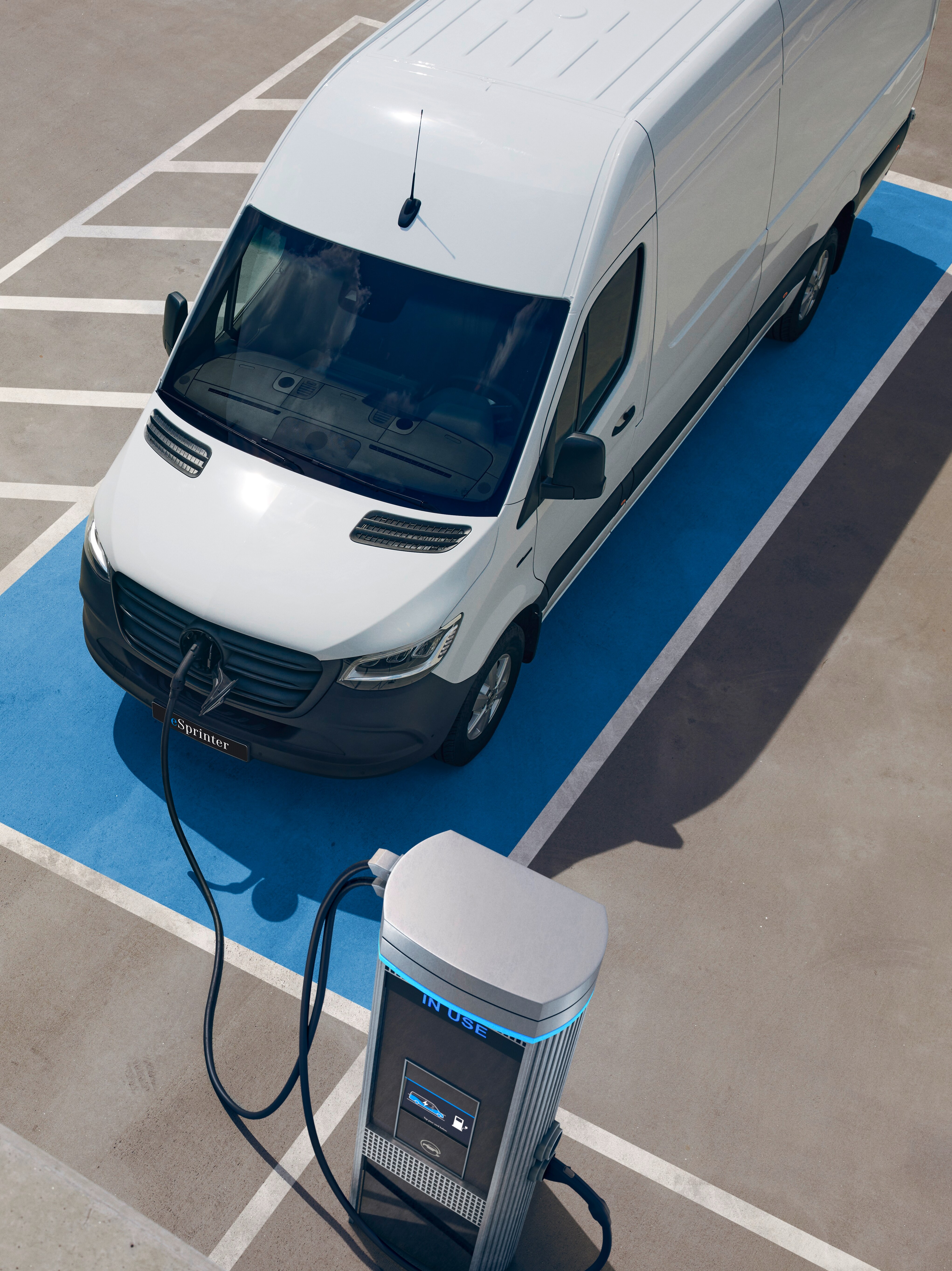 eSprinter Gesloten Bestelwagen wordt opgeladen in een werkplaatshal.