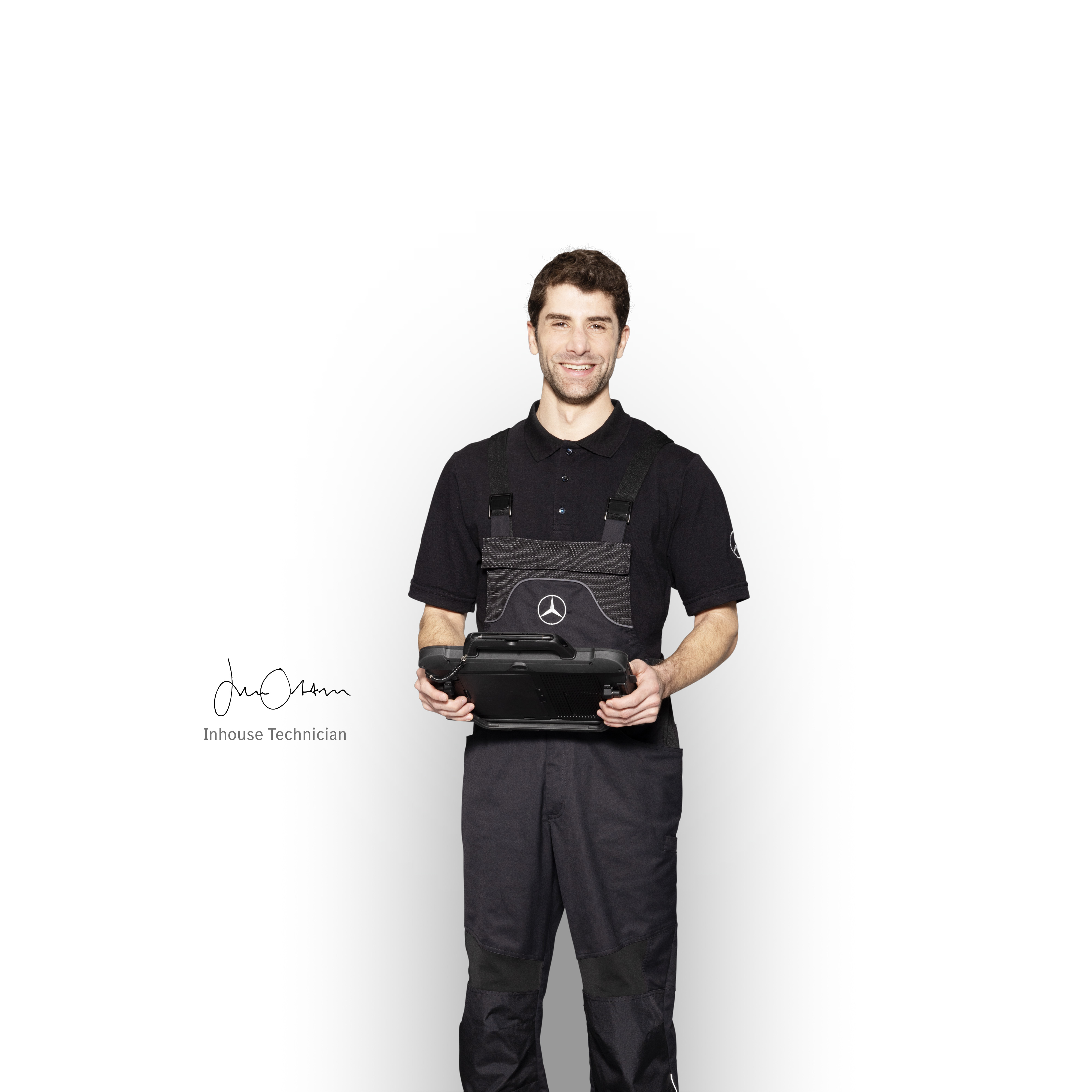 Mercedes-Benz | Servicesoverzicht Mercedes-Benz monteur in werkkleding met een tablet in de hand voor het melden van schade.